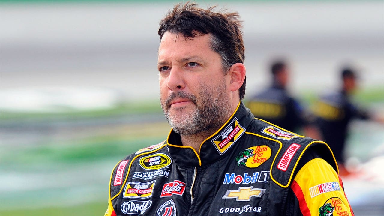 Tony Stewart returns to Iowa on 1-year anniversary of leg injury